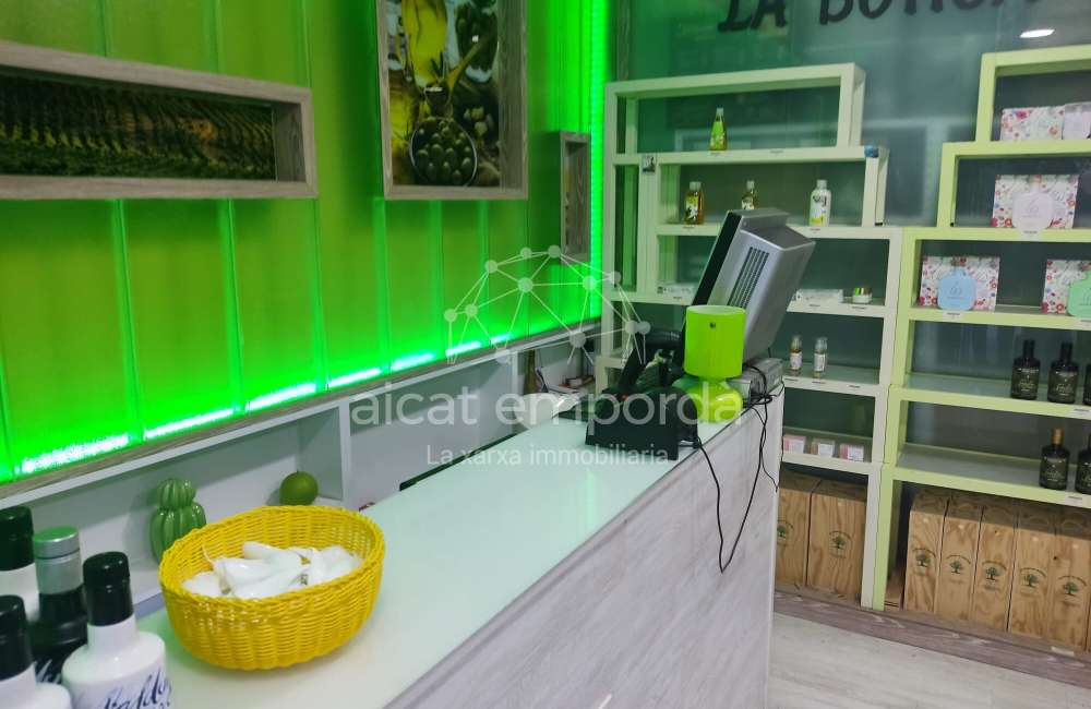 Oportunitat de local comercial a prop del mercat de Roses.1