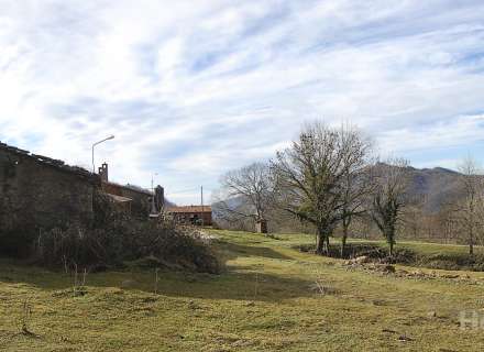 Magnifica finca ganadera y forestal en Vidrà a 3,5 km del pueblo con un camino de acceso pavimentado. Con una extensión de 108 hectáreas.4