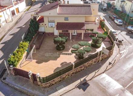 Fantàstica casa moderna amb piscina, cuina exterior ia poca distància a peu de la platja.1