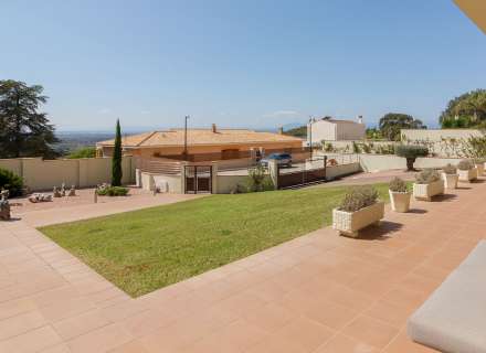 Magnifique maison moderne à Pau, située dans un quartier calme et privé de la Costa Brava.3