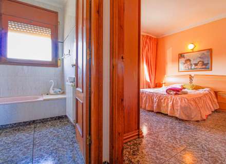 Casa cantonera amb gran terrassa i garatge a Cabanes24