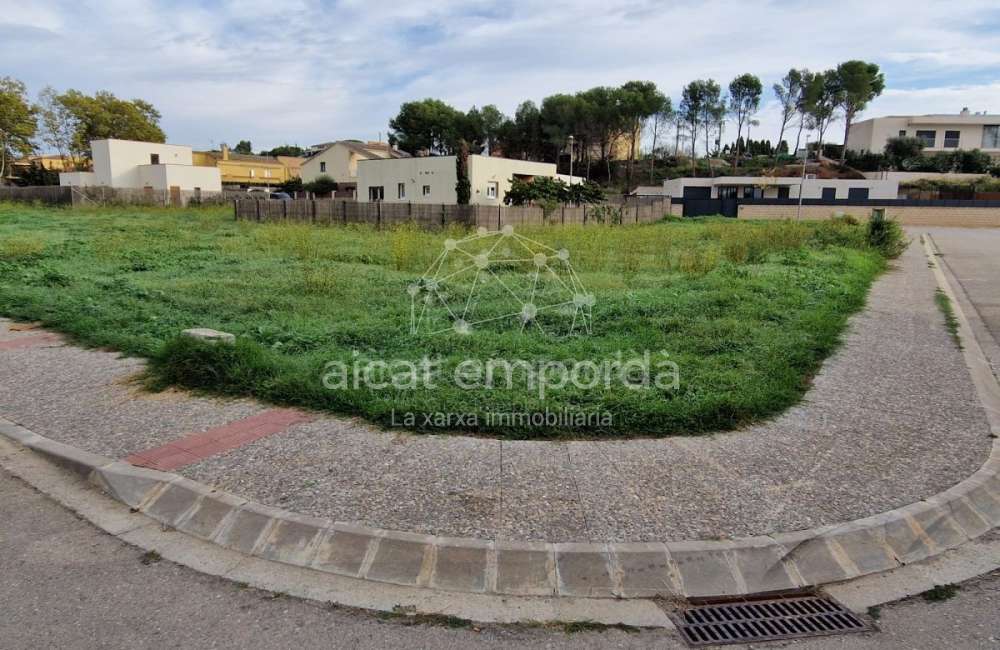 Gran parcel·la doble de 1604m2 per construir la teva casa amb piscina i perfecte jardí. Una oferta especial!4