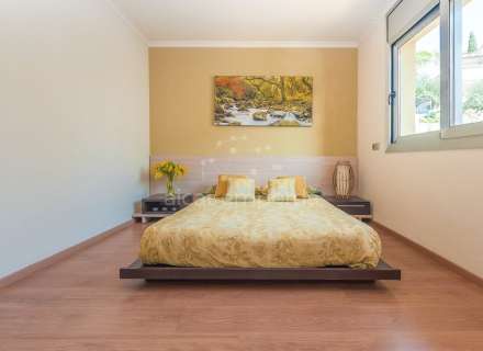 Fantàstica casa moderna amb piscina, cuina exterior ia poca distància a peu de la platja.9