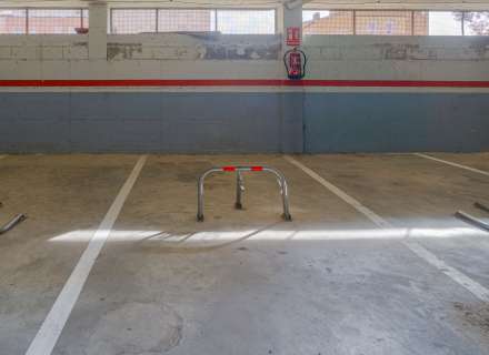 Apartament modern amb piscina comunitària i plaça d'aparcament.15