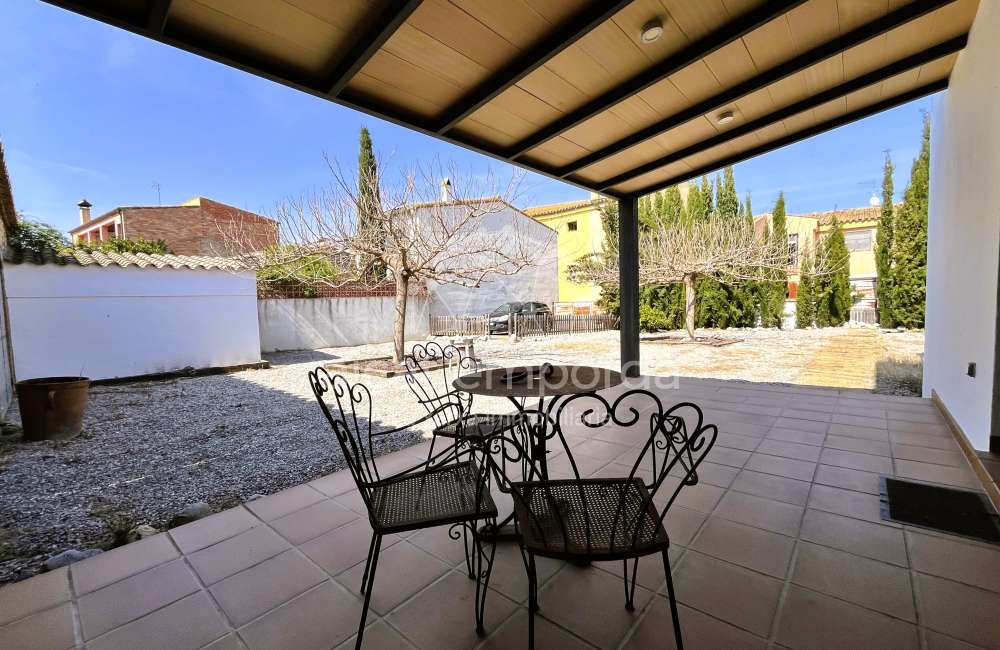 Maison moderne avec jardin et fort potentiel à Pontós.2