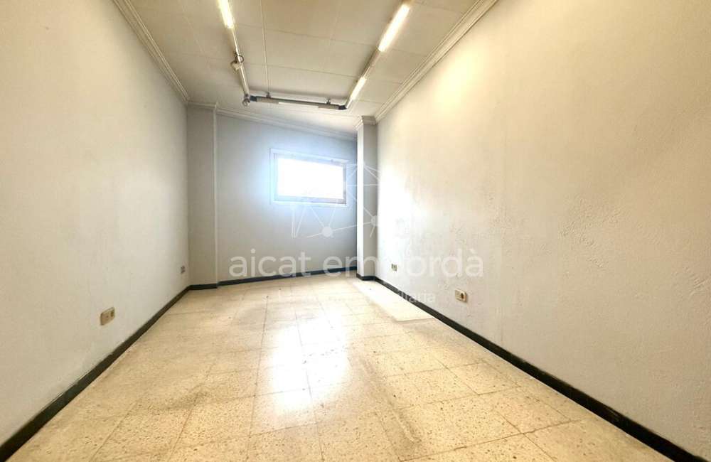 Figueres. Local comercial + soterrani en venda (C/Empordà).9