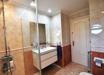 Gran casa amb piscina, garatge en un solar cantoner en zona tranquil·la.36