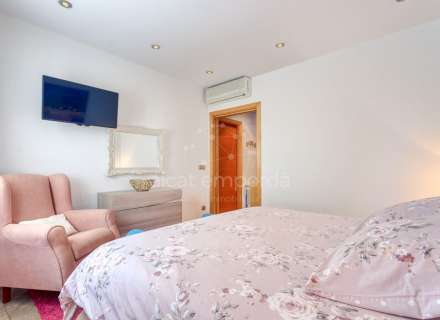 A Sta Llogaia privacitat, llum natural, espai a l’aire lliure... 396 m2 útils més 400 m2 de terreny 100% edificable.20