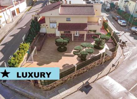 Fantàstica casa moderna amb piscina, cuina exterior ia poca distància a peu de la platja.0