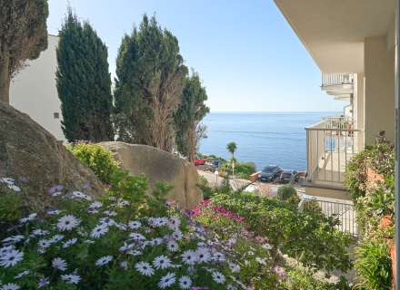 Pis lluminós amb vista al mar al Far de Roses21