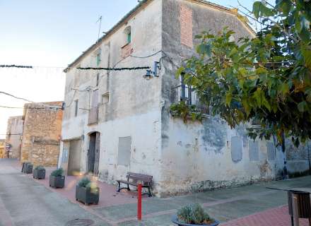 House with great potential in the center of Santa Llogaia1