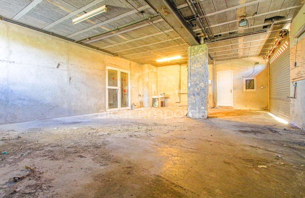 Casa cantonera amb gran terrassa i garatge a Cabanes10