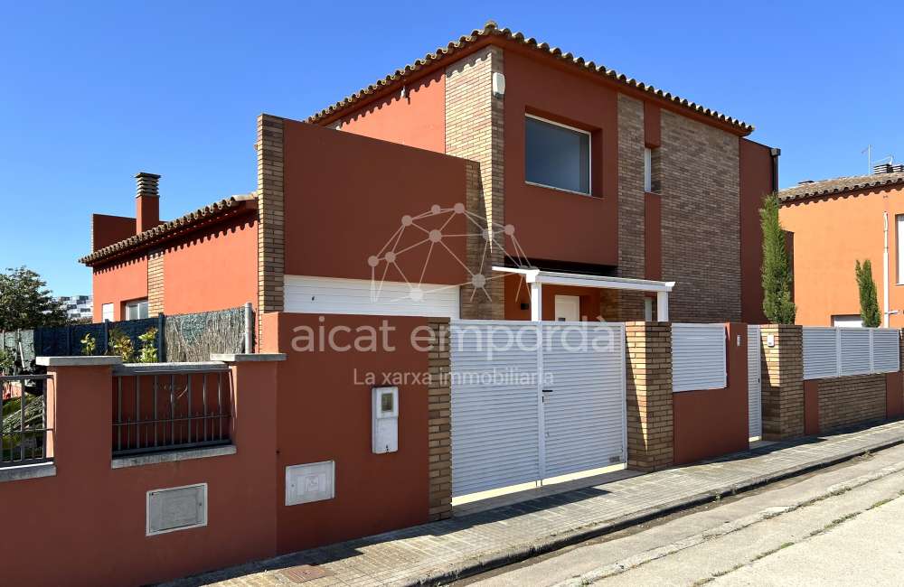 Excellente maison avec piscine privée dans un quartier très calme de Sant Pere Pescador.1