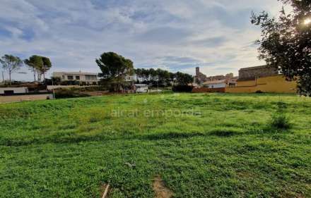 Grand terrain double de 1604m2 pour construire votre maison avec piscine et jardin parfait. une offre spéciale !