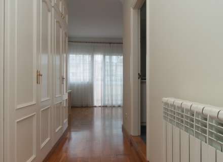 Gran casa amb piscina, garatge en un solar cantoner en zona tranquil·la.29