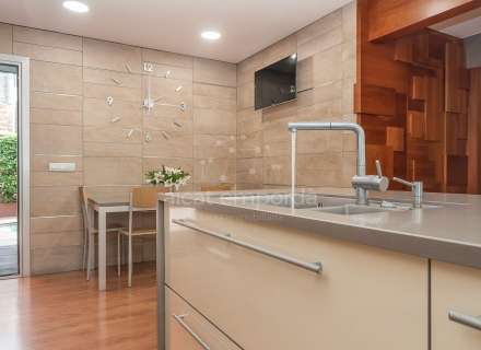 Fantàstica casa moderna amb piscina, cuina exterior ia poca distància a peu de la platja.4