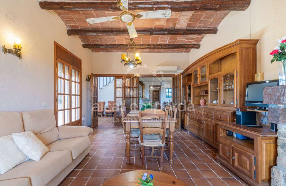 Maison/villa individuelle de style rustique, située à Bon Relax, à Sant Pere Pescador, à 1 km de la mer.8