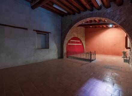 Building for sale in the pedestrian and commercial center of Figueres with high investment potential.15