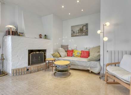 Gran apartament de 3 dormitoris amb boniques vistes a la muntanya a minuts de la platja.10