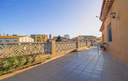 Maison d’angle avec grande terrasse et garage à cabanes