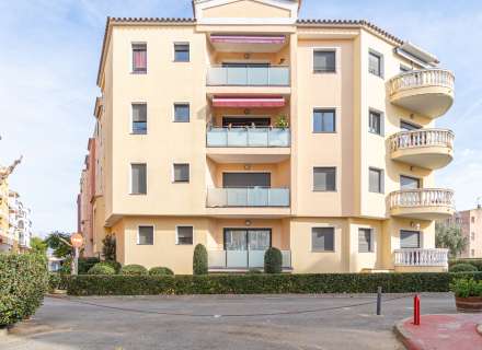 Apartament modern amb piscina comunitària i plaça d'aparcament.30