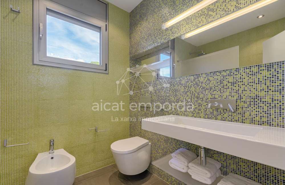 Casa de alto standing en La Jonquera: lujo entre montañas con piscina privada climatizada y vistas espectaculares40