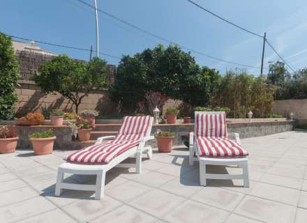 Gran casa amb piscina, garatge en un solar cantoner en zona tranquil·la.4