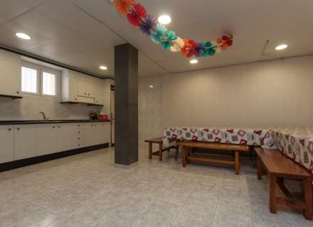 Gran casa amb piscina, garatge en un solar cantoner en zona tranquil·la.38