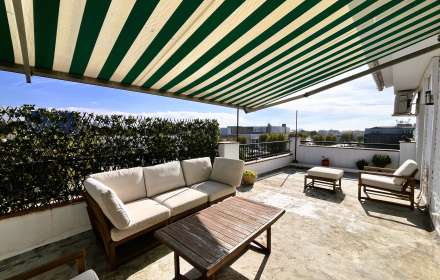 Renovated apartment with large terrace and pool in empuriabrava.