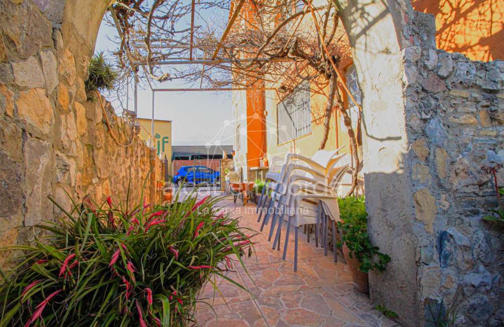 Casa cantonera amb gran terrassa i garatge a Cabanes40