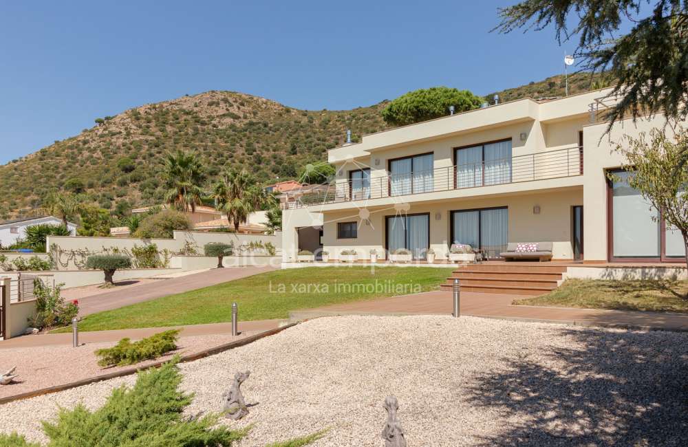 Magnífica casa moderna en Pau, ubicada en una zona tranquila y privada de la Costa Brava.2
