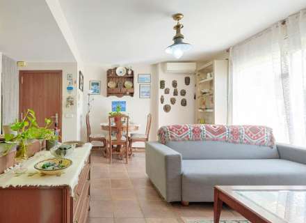 Pis lluminós amb vista al mar al Far de Roses11