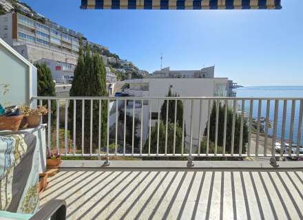 Pis lluminós amb vista al mar al Far de Roses3