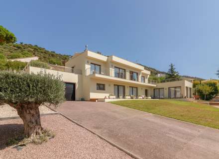Magnifique maison moderne à Pau, située dans un quartier calme et privé de la Costa Brava.1