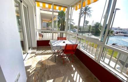 Apartament totalment reformat amb terrassa i vistes al canal a empuriabrava