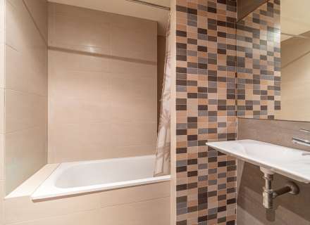 Apartament modern amb piscina comunitària i plaça d'aparcament.12