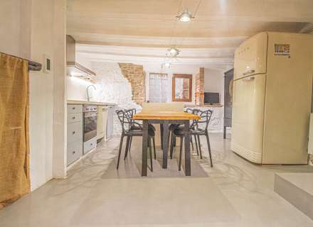 Busques una autèntica casa d’estil rústic en ple casc antic de Castelló d’Empúries?9