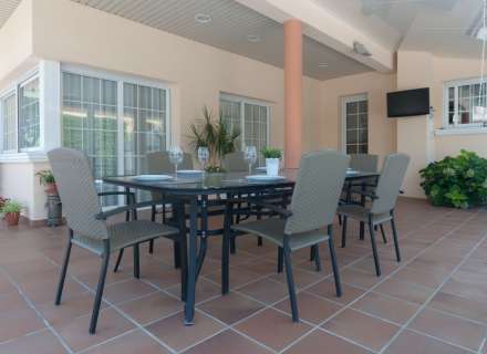 Gran casa amb piscina, garatge en un solar cantoner en zona tranquil·la.7