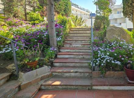 Pis lluminós amb vista al mar al Far de Roses22