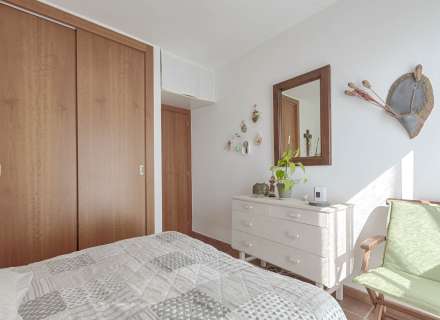 Pis lluminós amb vista al mar al Far de Roses14