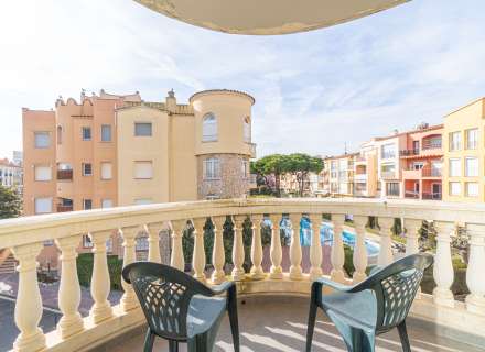 Apartament modern amb piscina comunitària i plaça d'aparcament.1