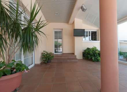 Gran casa amb piscina, garatge en un solar cantoner en zona tranquil·la.9