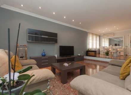 Gran casa amb piscina, garatge en un solar cantoner en zona tranquil·la.15