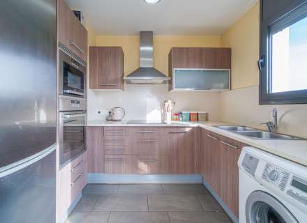 Apartament modern amb piscina comunitària i plaça d'aparcament.7