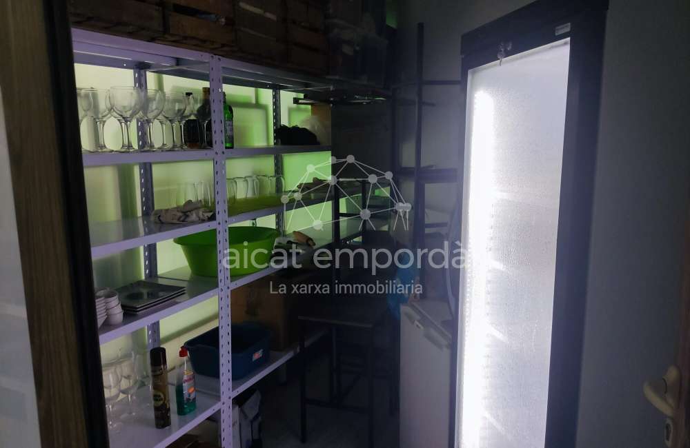 Oportunitat de local comercial a prop del mercat de Roses.2