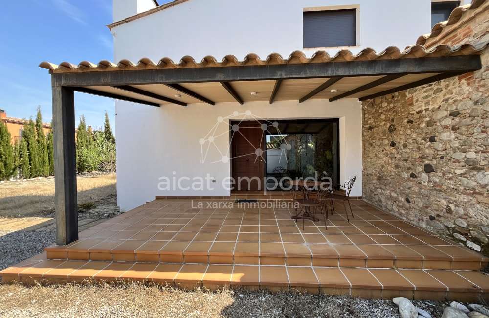 Maison moderne avec jardin et fort potentiel à Pontós.1