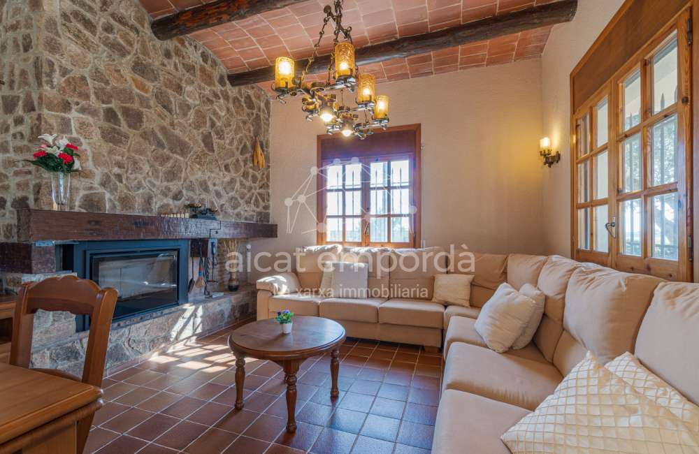 Maison/villa individuelle de style rustique, située à Bon Relax, à Sant Pere Pescador, à 1 km de la mer.7