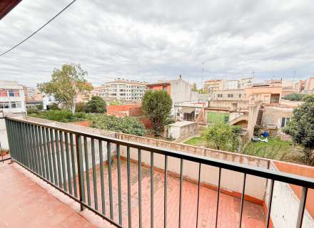 Piso de 4 habitaciones con balcón en Creu de la Ma17