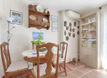 Pis lluminós amb vista al mar al Far de Roses12