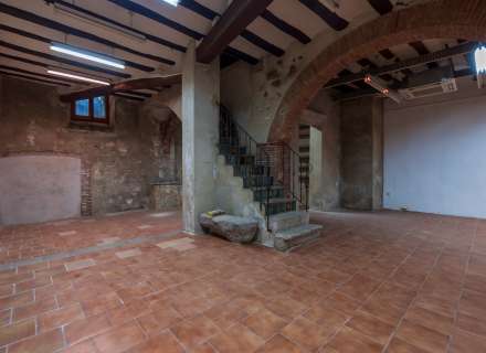 Building for sale in the pedestrian and commercial center of Figueres with high investment potential.6